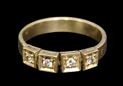 טבעת מזהב 14 קראט משובצת ארבע יהלומים במשקל כ 20 נקודות משקל הטבעת 3.15 גרם מידת הטבעת 8