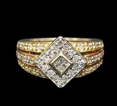 טבעת מרשימה מזהב 14 קראט משובצת למעלה מקראט יהלומים אלמנט מעוין משקל הטבעת 5.8 גרם מידת הטבעת 7