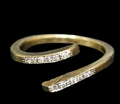 טבעת מזהב 14 קראט משובצת 12 יהלומים כל יהלום כ 1 נקודה , 
משקל הטבעת 2.6 מידת הטבעת 6