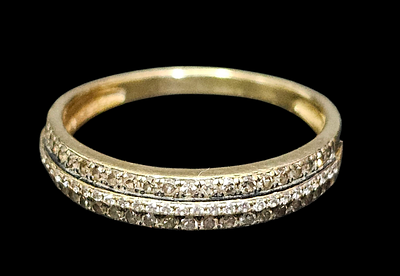 טבעת מזהב 14 קראט משובצת 33 יהלומים בשלוש שורות כל יהלום כ 1 נקודה משקל הטבעת 2.47 גרם מידת הטבעת 8