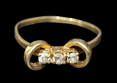 טבעת מזהב 14 קראט משובצת שלוש זירקונים משקל הטבעת 1.65 גרם מידת הטבעת 7