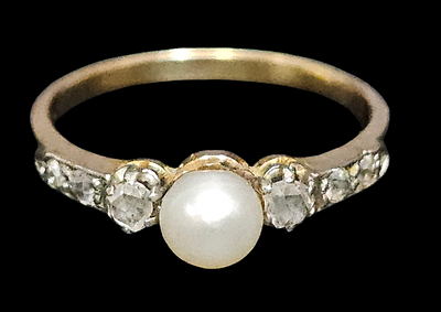 טבעת מזהב 18 קראט משובצת שישה יהלומים ופנינה משקל היהלומים כ 30 נקודות משקל הטבעת 1.75 מידת 