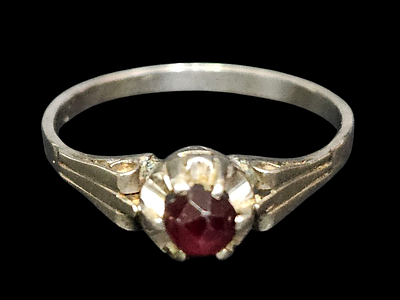 טבעת מזהב לבן 14 קראט משובצת גרנט משקל הטבעת 1.82 גרם מידת הטבעת 7