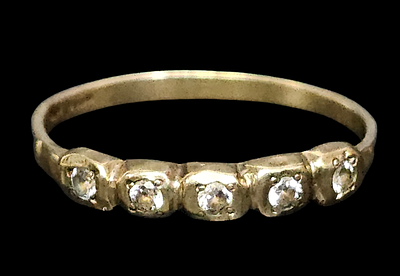 טבעת מזהב 14 קראט משובצת חמש זירקונים משקל הטבעת 1.46 גרם מידת הטבעת 8