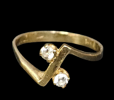 טבעת מזהב 14 קראט משובצת שתי זירקונים משקל הטבעת 1.52 גרם מידת הטבעת 5.5