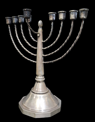 חנוכיה מכסף 933 גובה החנוכיה 25 ס"מ , משקל החנוכיה נטו 280 גרם החנוכיה משומשת במצב טוב