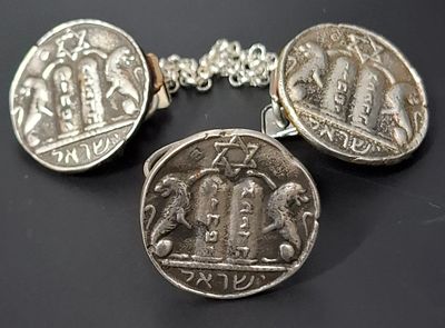 סט מחזיקי טלית וטבעת מכסף יודאיקהאריות אוחזים בלוחות הברית , 
משקל 26 גרם,