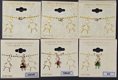 שישה תליוני ילד ילדה וחרוזים מזהב 14 קראט משובצים אבני חן אורך נטו 1.5 ס"מ,