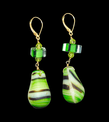 זוג עגילים מזהב 14 קראט עשויים בעבודת יד אומן בשילוב זכוכית משקל כולל 16 גרם , אורך העגילים 5.5 ס"מ