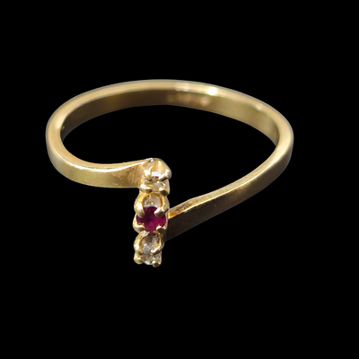 טבעת מזהב 14 קראט משובצת שתי יהלומים זעירים ורובי, משקל הטבעת 1.55 גרם מידת הטבעת 6