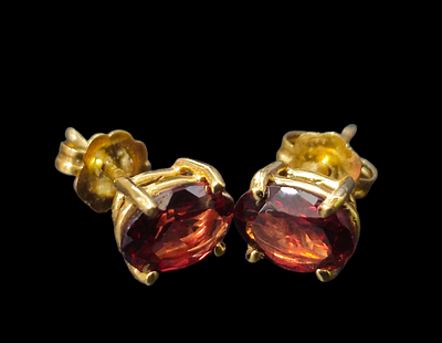 זוג עגילי סטאד מזהב 14 קראט משובצת גרנטים