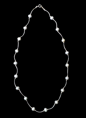 שרשרת מזהב לבן 14 קראט משולבים פנינים יחסית משקל לא בטל של הזהבמשקל השרשרת 6 גרם אורך השרשרת 40 ס"מ