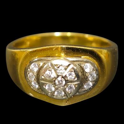 טבעת מזהב 18 קראט משובצת 13 יהלומים משקל היהלומים כ 30 נקודות משקל הטבעת 5 גרם , מידת הטבעת 7,