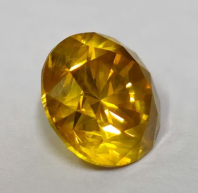 יהלום טבעי במשקל 3.9 קראט בגוון צהוב עמוק צבע משופר מצורף תעודה גמולוגית E.G.L ,