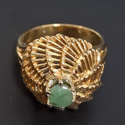 טבעת מעוצבת מזהב 14 קראט משובצת אמרלד משקל הטבעת 6.8 גרם מידת הטבעת 7