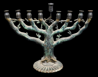 חנוכית עץ החיים פלסטינה החנוכיה עשויה מברונזה פטינה ירוקה רוחב החנוכיה 22 ס"מ,