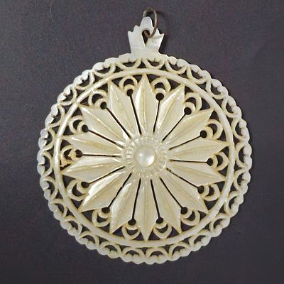 תליון צדף מגולף בעבודת יד בדוגמת פרח קוטר 5 ס"מ