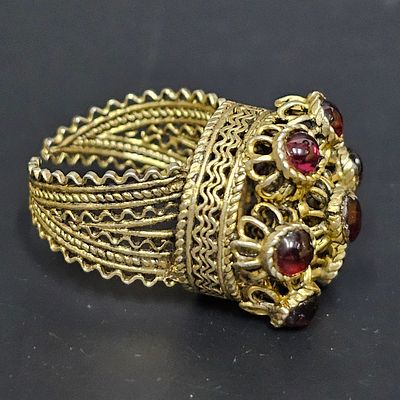 טבעת מכסף 925 מצופה בזהב עשויה בעבודת יד פיליגרנית משובצת בגרנטים