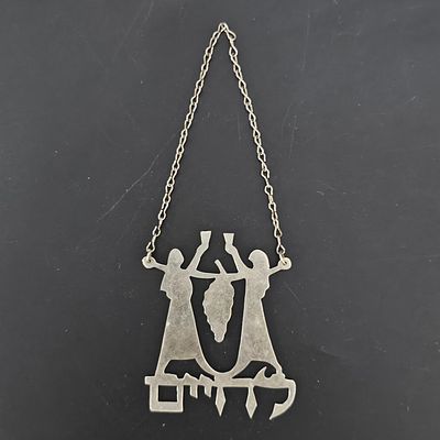 תליון לבקבוק יין מכסף 925 בדוגמת המרגלים נושאים אשכול ענבים ומתחת הכיתוב לחייםשרשרת לתליה על 