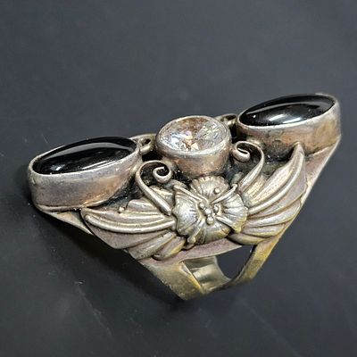 טבעת גדולה מעוצבת מכסף 925 משובצת אוניקס וזירקות מידת הטבעת 7