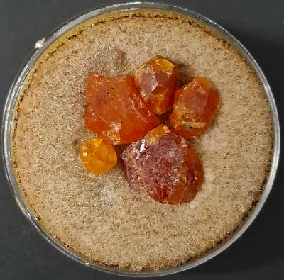 אבן טבעית לשיבוץ במשקל 16 קראט