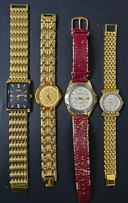 ארבע שעונים שתיים לגברים ושתיים לנשים מחברות שונות הגדול מבינהם עובד היתר ככל הנראה החלפת סוללה 