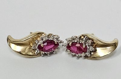 זוג עגילים מזהב 14 קראט משובץ רובי ויהלומים כל רובי במשקל כ 1 קראט יהלומים זעירים מסביב משקל 