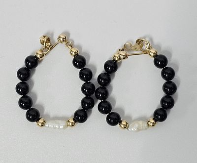 זוג עגילים מזהב 14 קראט משולבים גרנט ופנינים , 
משקל 3 גרם פריט זה הגיע מחו"ל