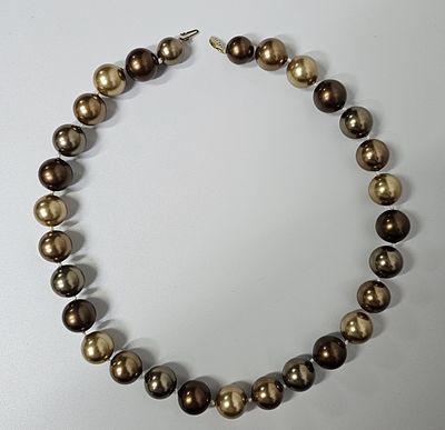 שרשרת פנינים גדולות צבועות ככל הנראה [שימו לב לא בטוח שמדובר בפנינים סוגר זהב 14 אורך השרשרת 44 