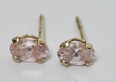 זוג עגילים קטנים מזהב 14 קראט משובץ אבנים טבעיות , פריט זה הגיע מחו"ל,