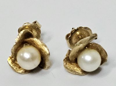 זוג עגילים קטנים בצורת פרח מזהב 14 קראט משובצים פנינים , פריט זה הגיע מחו"ל,