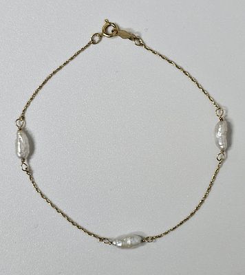 צמיד זהב 14 קראט משולב שלוש פנינים אורך הצמיד 17 ס"מ משקל הצמיד 1 גרם , פריט זה הגיע מחו"ל