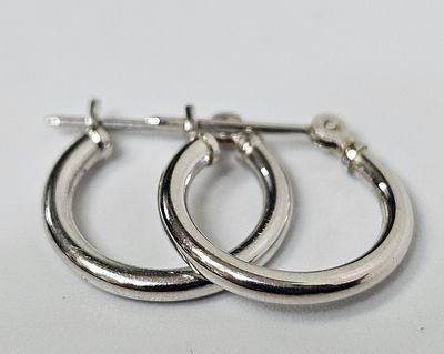 זוג עגילי חישוק [לא גדולים] מזהב לבן 14 קראט , משקל חצי גרם , 
קוטר מעל 1 ס"מ ,