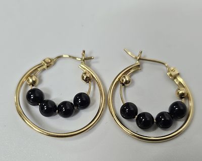 זוג עגילים מזהב 14 קראט משובצים אבני אוניקס משקל העגילים 2.1 גרם קוטר העגילים 2 ס"מ , פריט זה 