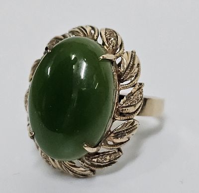 טבעת עתיקה מזהב 14 קראט אבן טבעית ירוקה משקל הטבעת 4.45 גרם , פריט זה הגיע מחו"ל, 
מידת הטבעת 7