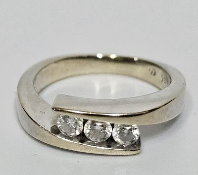 טבעת מזהב 18 קראט משובץ 3 יהלומים יפים במשקל כ 30 נקודות , 
משקל הטבעת 4.5 מידת הטבעת 5 , פריט 