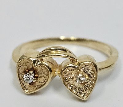 טבעת לבבות מזהב 14 קראט משובצת זוג יהלומים זעירים משקל הטבעת 3 גרם מידת הטבעת 7 ,