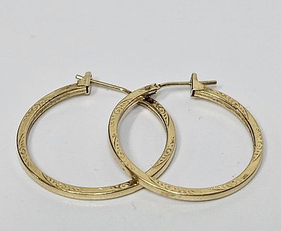 זוג עגילים מזהב 14 קראט משקל העגילים 1.4 גרם קוטר העגילים 2.5 ס"מ,