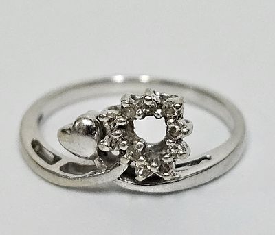 טבעת מזהב לבן 14 קראט בצורת לב משובצת 10 יהלומים משקל הטבעת 2.2 גרם מידת הטבעת 6.5