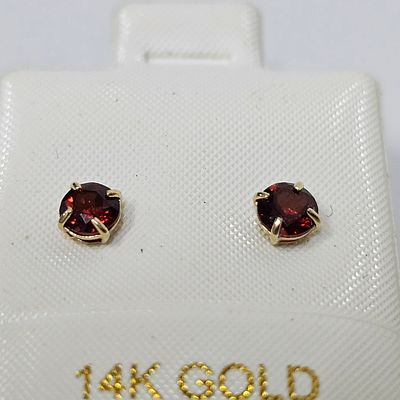 זוג עגילים קטנים מזהב 14 קראט משובצים גרנטים פריט זה הגיע מחו"ל, מתאים לילדות,