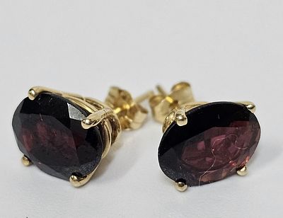 זוג עגילים מזהב 14 קראט משובצים גרנטים? יתכן ואבנים יקרות יותר , 
משקל העגילים 2.3 גרם פריט זה 