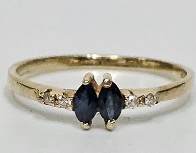 טבעת מזהב 14 קראט משובצת ארבע יהלומים ושתי ספירים משקל הספירים יחד למעלה מחצי קראט משקל הטבעת 