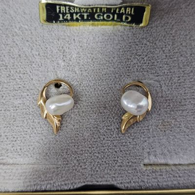 זוג עגילים מזהב 14 קראט משובצים פנינים משקל העגילים 1 קראט פריט זה הגיע מחו"ל,