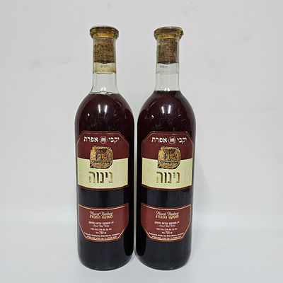 לוט שני בקבוקי יין נינוה - יקבי אפרת. 
יין מוסקט אדום מתוק. 
מוסקט המבורג - בציר תשס"ה. 
750 