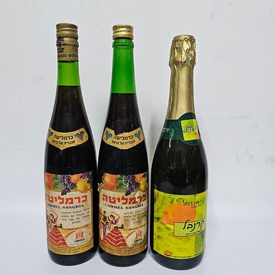 לוט שלושה בקבוקי אלכוהול. 
1. שני בקבוקי כרמליטה - סנגריה של כרמל. 
750 מ"ל, מעל 1006. 
כשר 