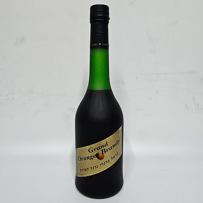 גרנד ברנדי תפוזים - יקבי כרמל מזרחי. 
מיושן 9 שנים בחביות עץ אלון. 
750 מ"ל, 40 אחוז אלכוהול. 