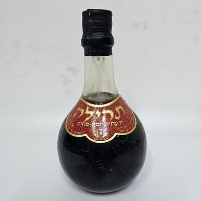 יין תהילה - יקבי הגפן חיפה. 
יין עתיק יומין מתוק. 
500 מ"ל. 
בקבוק סגור.