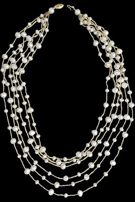 שרשרת מרשימה סוגר מזהב משובצת פנינים שש שורות אורך השרשרת 38 ס"מ , משקל הסט 32 גרם,