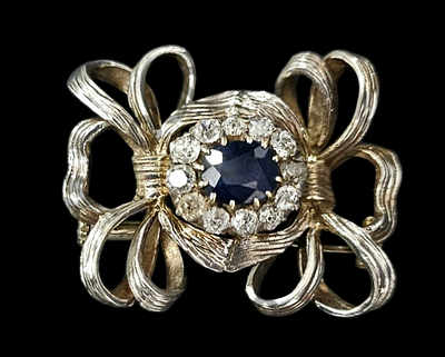 סיכה מפלטינה משובצת ספיר במשקל למעלה מ 1 קראט ו 12 יהלומים במשקל כללי של כ 60 נקודות משקל הסיכה 