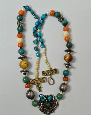 שרשרת טורכיזים [נבחו] בשילוב קורל ענבר ופנינים [כל האבנים טבעיות] תליון וחלקים מכסף, 
אורך 